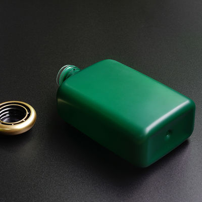 Le bottiglie di plastica dello sciampo dell'hotel inondano la certificazione dei contenitori 350ml QS del gel
